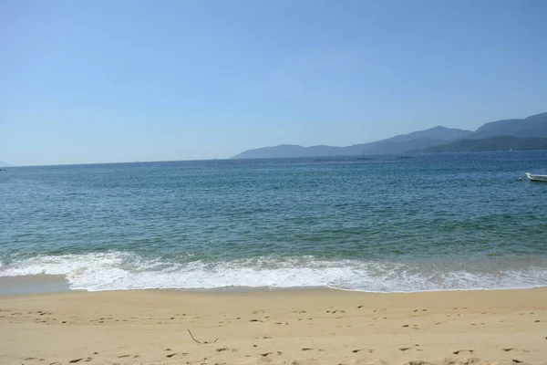 Bela Praia Com Mar Céu Azul — Fotografia de Stock