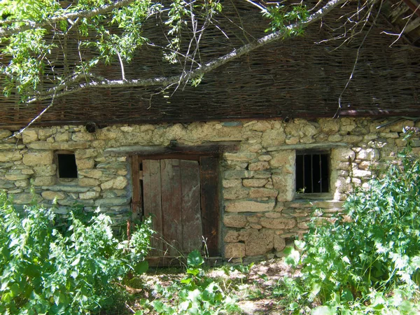 村里被遗弃的旧房子 — 图库照片
