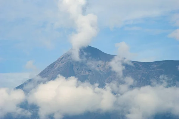 Paesaggio Montano Con Nuvole Cielo Azzurro — Foto Stock