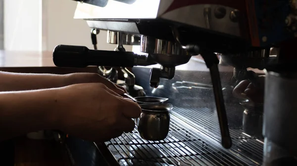 카페에서 커피를 부으는 바리스타의 — 스톡 사진