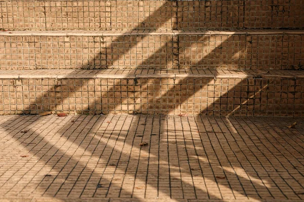 Oude Bakstenen Muur Met Een Groot Raam — Stockfoto