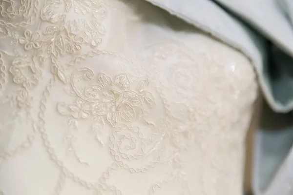 Brautkleid Auf Weißem Hintergrund — Stockfoto