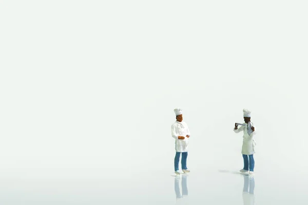 Personas Miniatura Hombre Mujer Con Coche Juguete Sobre Fondo Blanco — Foto de Stock