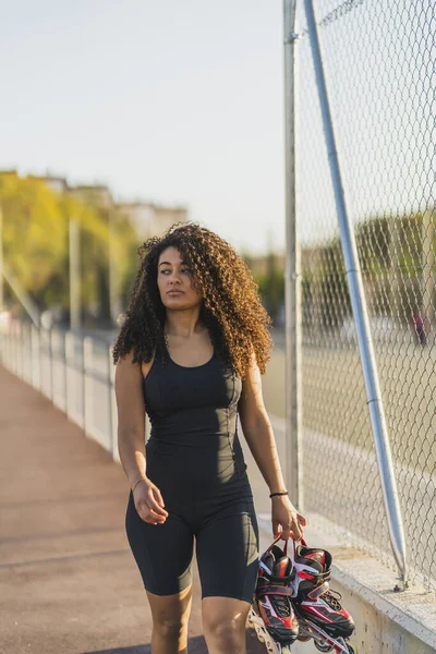 Jeune Femme Afro Américaine Aux Cheveux Afro Vêtements Sport Baskets — Photo