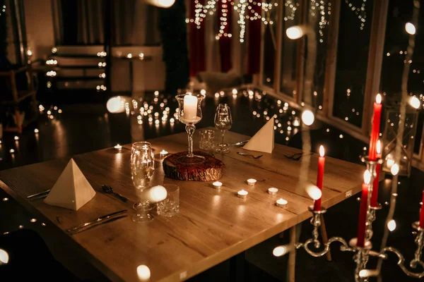 キャンドルや花と美しい結婚テーブルの設定 — ストック写真