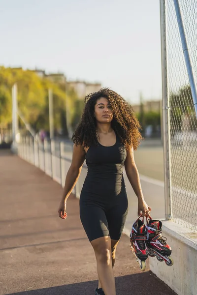 年轻的非洲裔美国妇女在城市骑自行车 — 图库照片