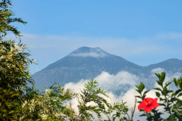 Beau Paysage Avec Une Montagne — Photo