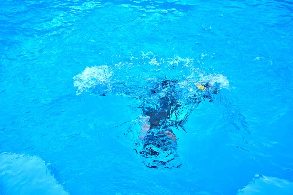 Mavi Suyu Olan Güzel Bir Yüzme Havuzu — Stok fotoğraf