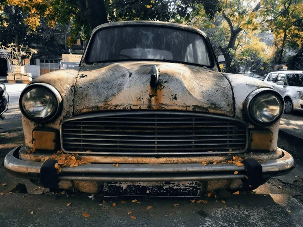 Παλιό Σκουριασμένο Αυτοκίνητο Στην Πόλη — Φωτογραφία Αρχείου