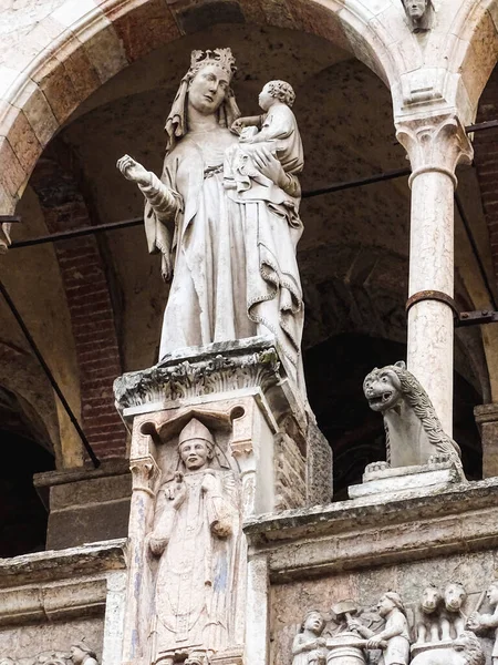 Estatua Catedral —  Fotos de Stock