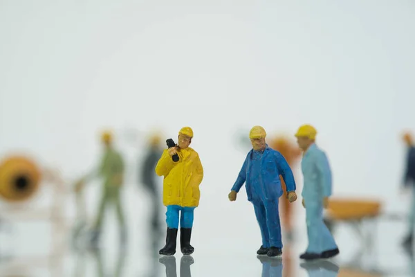 Miniatűr Emberek Dolgozó Férfi Védőruhában Játékkal — Stock Fotó