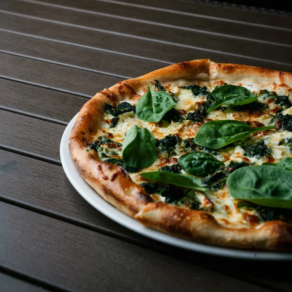 Pizza Sýrem Zeleninou Dřevěném Stole — Stock fotografie