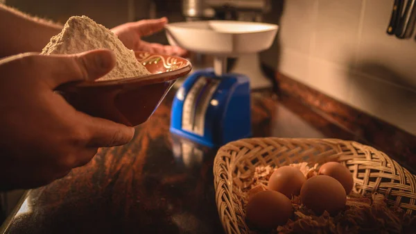 Mani Donna Che Tengono Uova Cucina — Foto Stock
