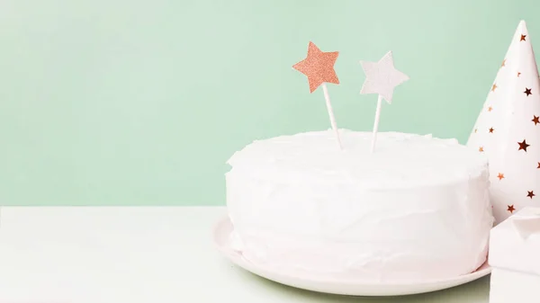 Verjaardagscake Met Kaarsen Een Witte Achtergrond — Stockfoto