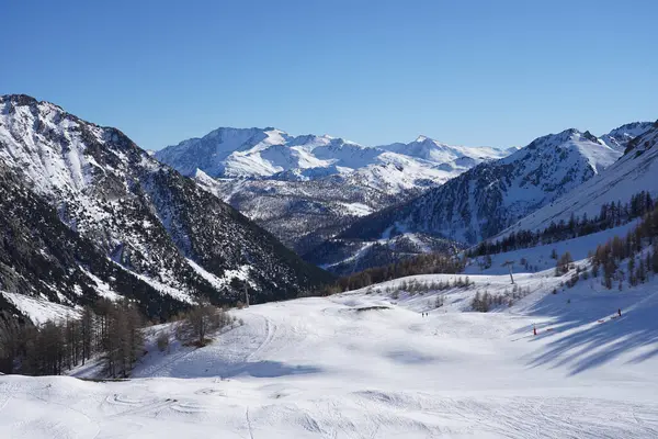 Bela Paisagem Montanhosa Com Montanhas Cobertas Neve — Fotografia de Stock