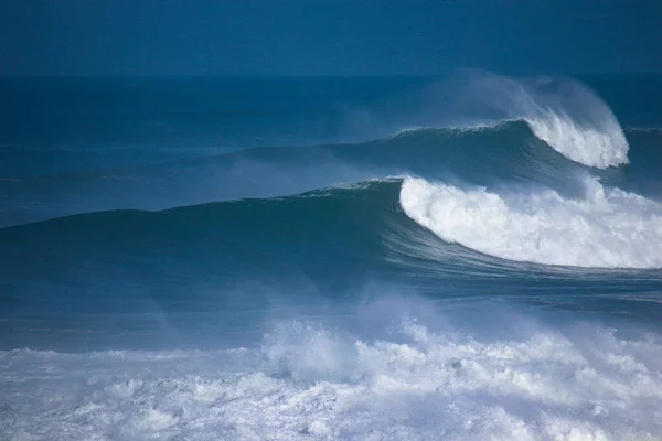 Κύματα Που Συντρίβονται Στους Βράχους — Φωτογραφία Αρχείου