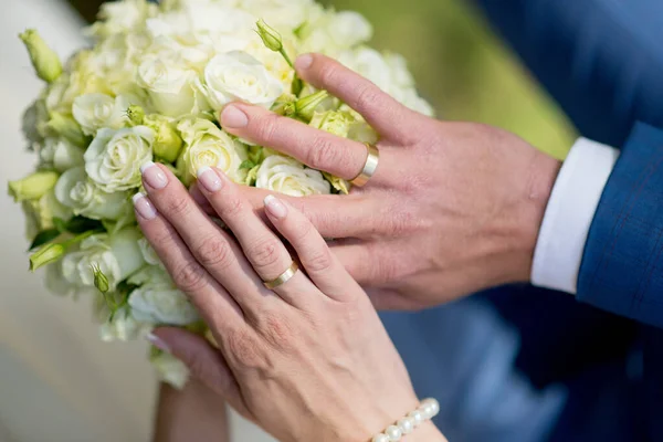 Anillos Boda Las Manos — Foto de Stock