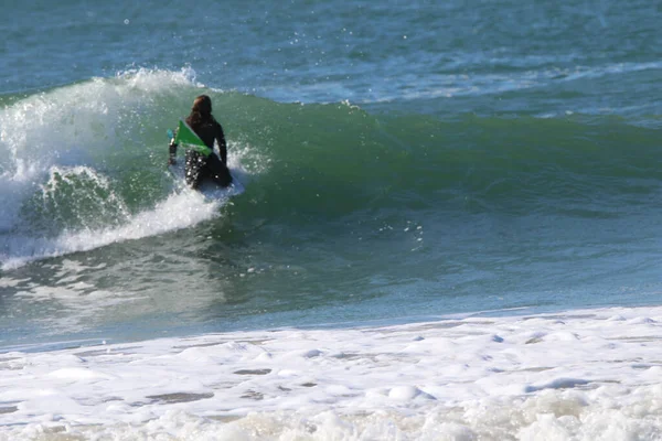 Hombre Surfeando Las Olas Playa — Foto de Stock