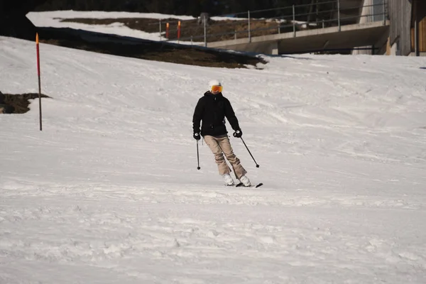 滑雪在雪中的人 — 图库照片