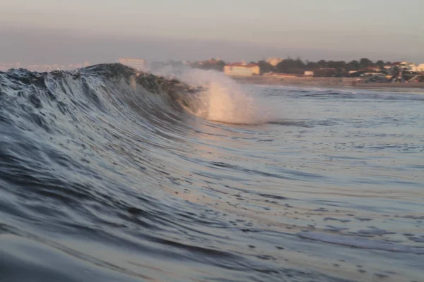 Ondas Colidindo Praia Pôr Sol — Fotografia de Stock