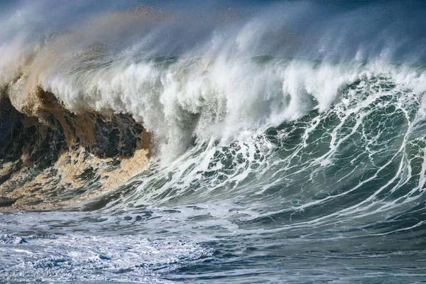 Ondas Batendo Praia — Fotografia de Stock