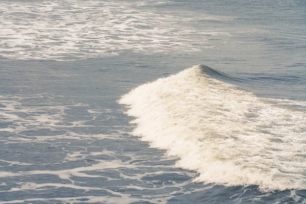 Bílé Mořské Vlny Pláži — Stock fotografie