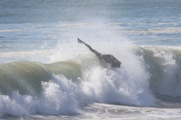 地中海の波をサーフィンし — ストック写真