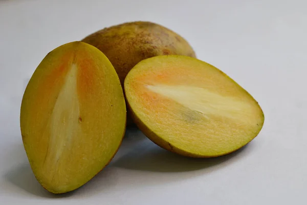 Fruta Fresca Mango Amarillo Madura Sobre Fondo Blanco — Foto de Stock