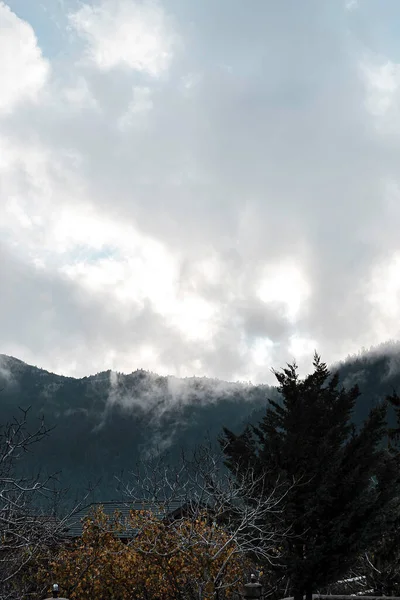 Bela Paisagem Com Uma Montanha Nas Montanhas — Fotografia de Stock