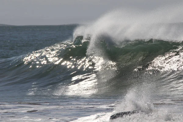 Onde Che Infrangono Sulla Spiaggia — Foto Stock