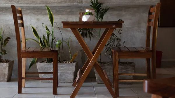 椅子や植物のある木のテーブル — ストック写真