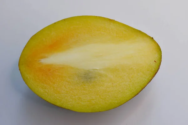 白色背景的新鲜成熟的黄色梨子 — 图库照片