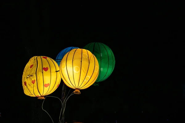 Kleurrijke Lantaarns Aan Nachtelijke Hemel — Stockfoto