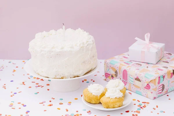Parlak Bir Arka Planda Pembe Beyaz Kremalı Doğum Günü Pastası — Stok fotoğraf