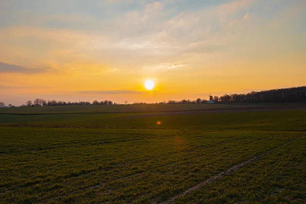 美丽的落日掠过田野 — 图库照片