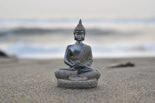 Nahaufnahme Einer Holzstatue Eines Buddhas Strand — Stockfoto