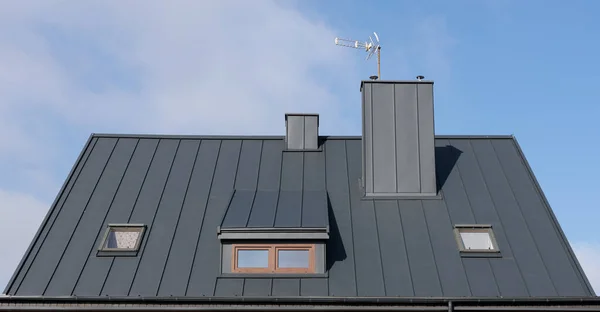 Çatısı Bacası Olan Modern Bir — Stok fotoğraf