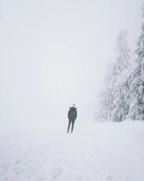 Mann Geht Schnee Spazieren — Stockfoto