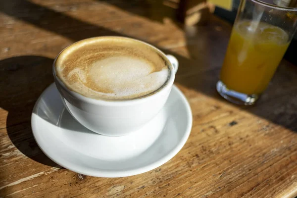 Cangkir Kopi Dan Cangkir Cappuccino Atas Meja Kayu — Stok Foto