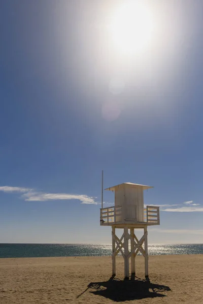 Μια Όμορφη Φωτογραφία Μιας Παραλίας Πύργο Ναυαγοσώστη Στο Βάθος Της — Φωτογραφία Αρχείου
