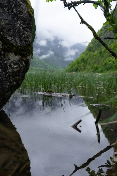 Krásná Krajina Jezerem — Stock fotografie