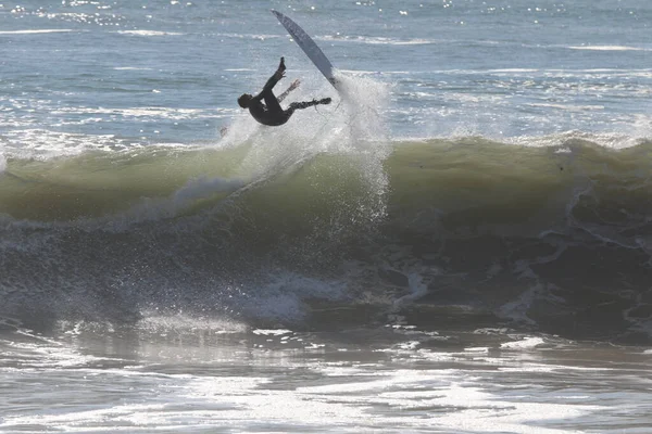 Surfař Surfující Vlnách Pláži — Stock fotografie