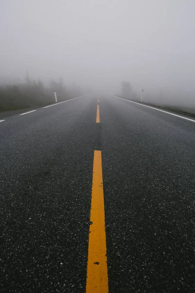 霧と霧でアスファルトの道 — ストック写真