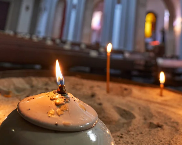 Brûler Des Bougies Dans Une Église Avec Une Bougie Arrière — Photo