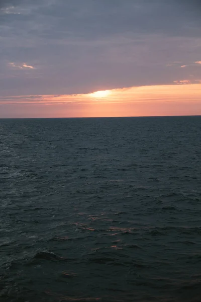 海の上の美しい夕日 — ストック写真