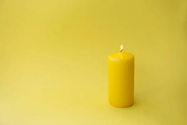 Candela Accesa Sfondo Giallo — Foto Stock