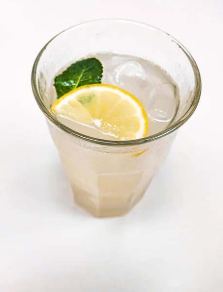 Citron Frais Limonade Verre Sur Fond Blanc — Photo