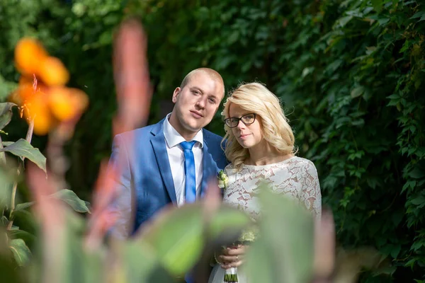 Bride Groom Park — Stock Photo, Image