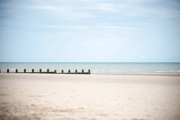 Vacker Strand Med Hav Och Blå Himmel — Stockfoto