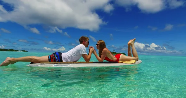 Coppia Sulla Spiaggia Dell Isola Tropicale — Foto Stock